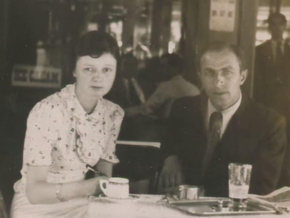 altes Bild, Mann undf Frau sitzen an Tisch und trinken Kaffe.