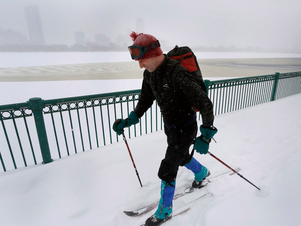 Mann auf Langlaufskiern in Boston