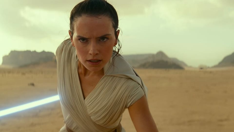 Frontansicht von Rey mit Laser-Schwert.