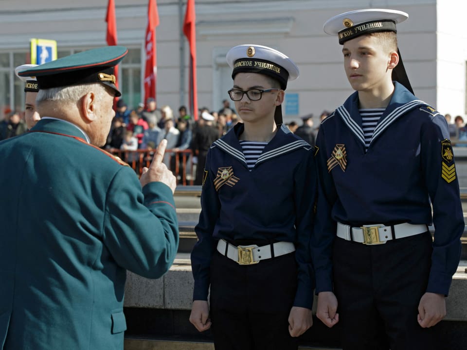 Garold Kusnezow, ein Kriegsveteran aus dem Zweiten Weltkrieg, spricht während einer Parade in Wladiwostok mit Marinekadetten.