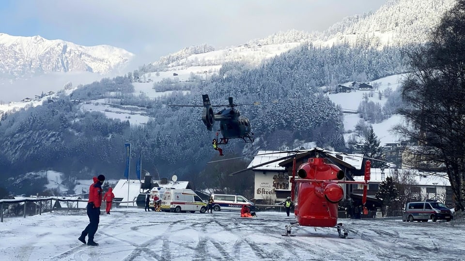 Ein Helikopter landet nach einem Gondelunfall in Oetz im Tirol