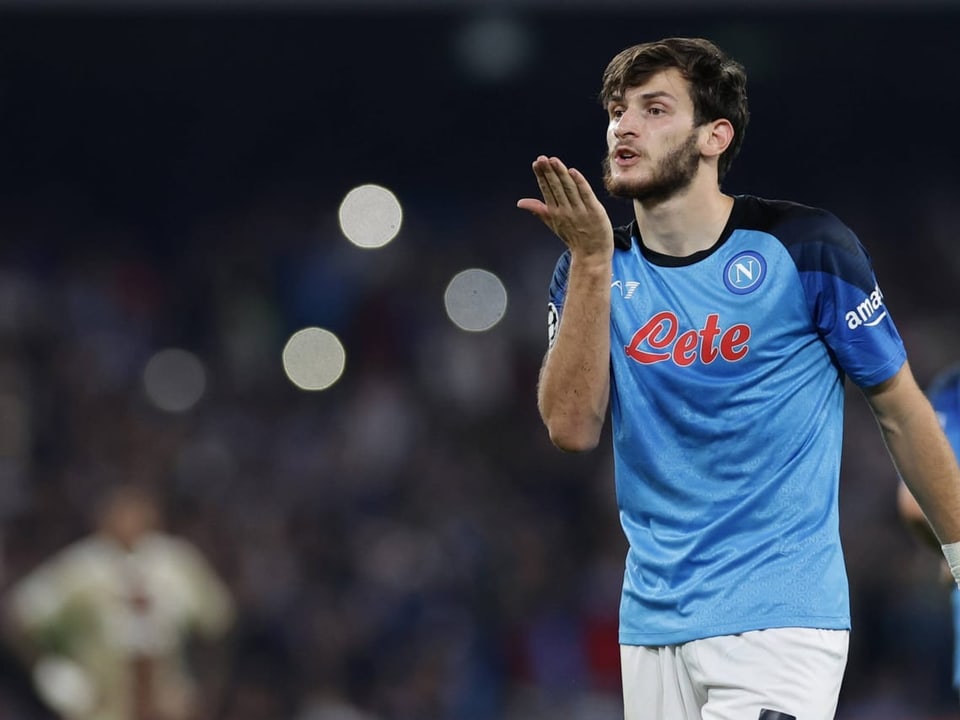 Neuer Liebling in Napoli Chwitscha Kwarazchelia wirft im Dress von Napoli eine Kusshand.