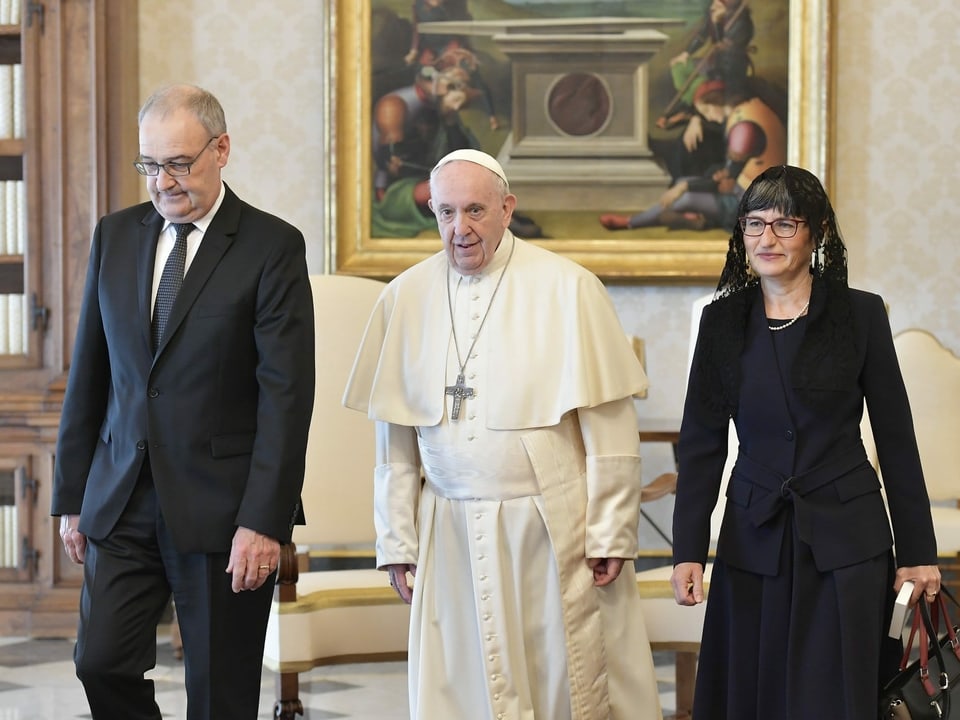 Guy Parmelin, Papst Franziskus und Parmelins Ehefrau.