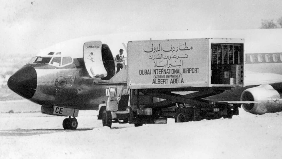 Die 1977 entführte Lufthansa Boing 737 «Landshut» empfängt in Dubai Verpflegung und Getränke. 