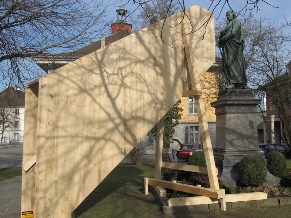 Die grosse Holztreppe zur Statue.