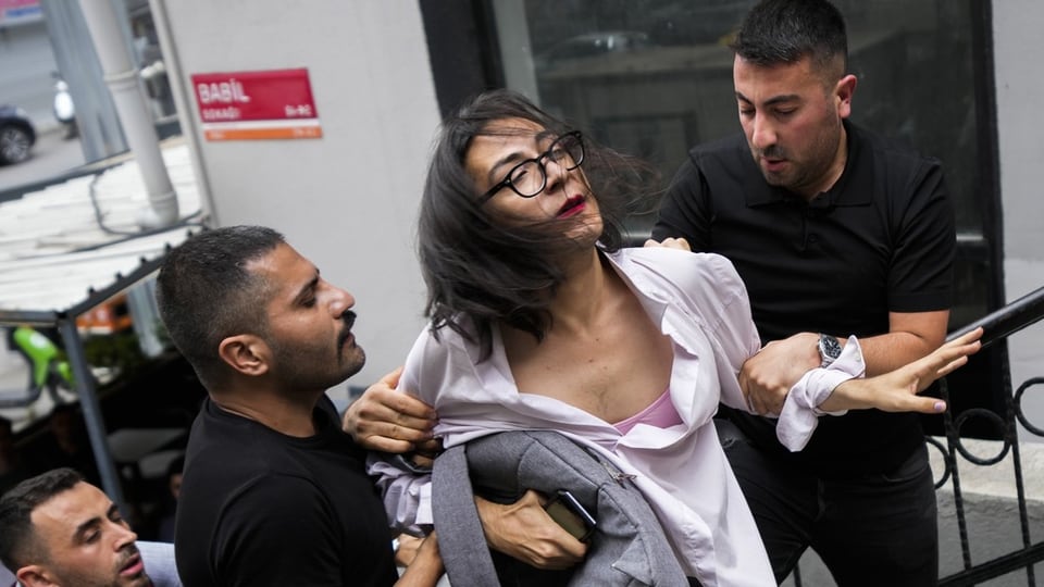 Eine Person wird während der Pride-Parade in Istanbul von der Polizei festgehalten.
