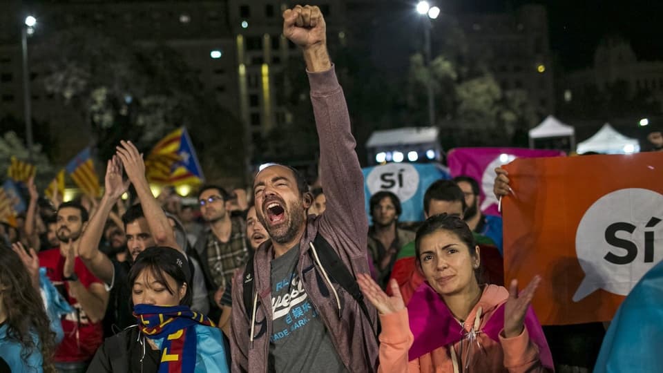 Katalonen feiern ihren Abstimmungssieg auf der Strasse.