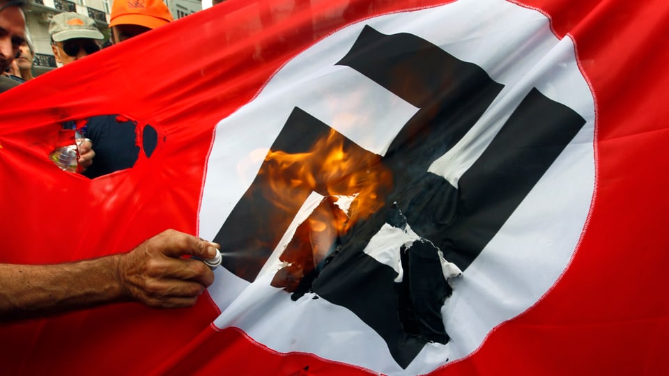 Neonazi-Flagge wird angezündet