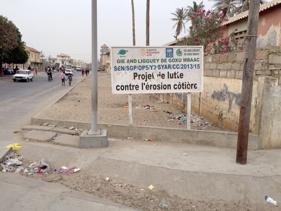 Ein Schild mit der Aufschrift: «Projekt gegen die Erosion der Küste»