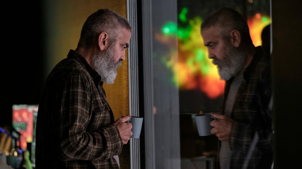 George Clooney spiegelt sich in einer Scheibe im Spielfilm «The Midnight Sky».