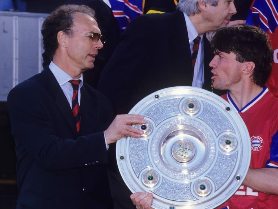 Beckenbauer 1994 mit Matthäus und Schale.