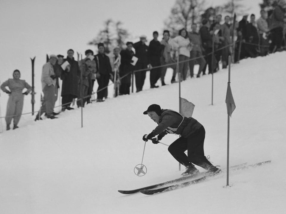 Historisches Bild einer Skirennfahrerin. 
