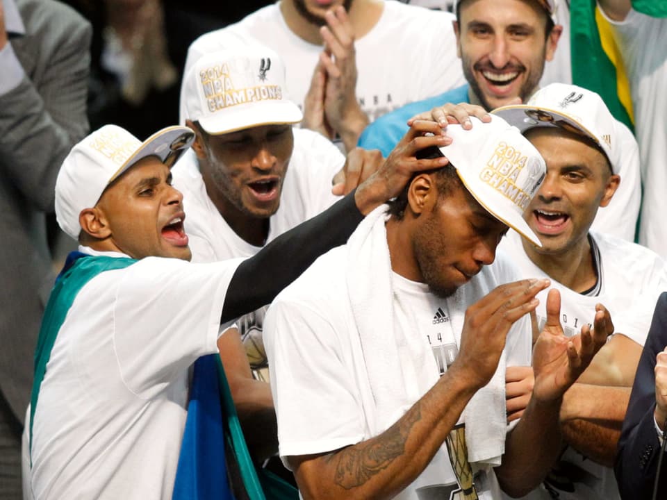 Spieler der San Antonio Spurs feiern den Titelgewinn 2014.