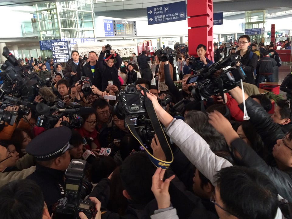 Viele Medienleute und Angehörige warten auf dem Flughafen Peking auf Informationen zum vermissten Flugzeug