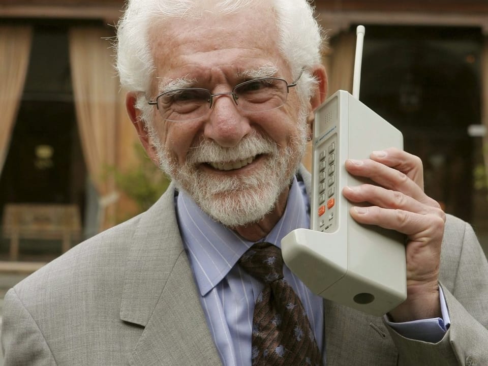 Martin Cooper, der Erfinder des ersten Mobiltelefons mit seinem Baby Motorola Dynatac 8000X.
