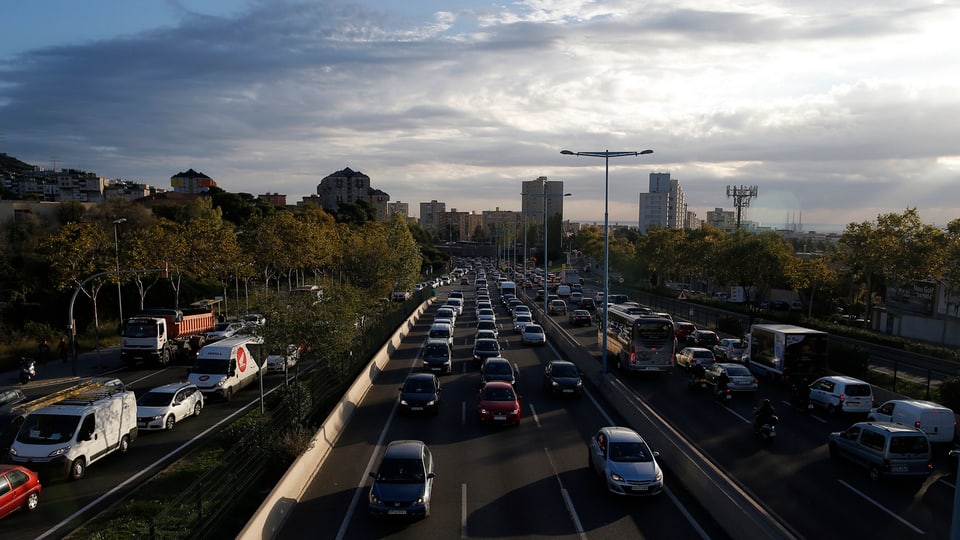 Die Verkehrsblockaden führten unter anderem auf der Autobahn B-20 in Barcelona zu langen Staus.