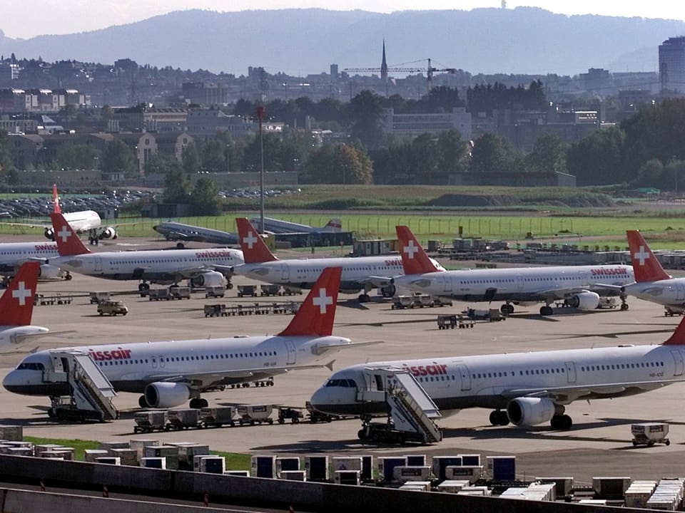 Die Swissair-Maschinen stehen auf dem Flughafen.