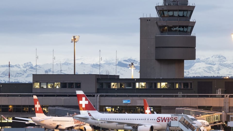 Flugzeuge am Fingerdock des Flughafens Zürich