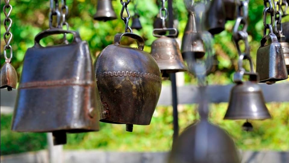 Verschiedene Glocken hängen nebeneinander - grössere und kleinere unterschiedlicher Machart und mit unterschiedlichem Klang.