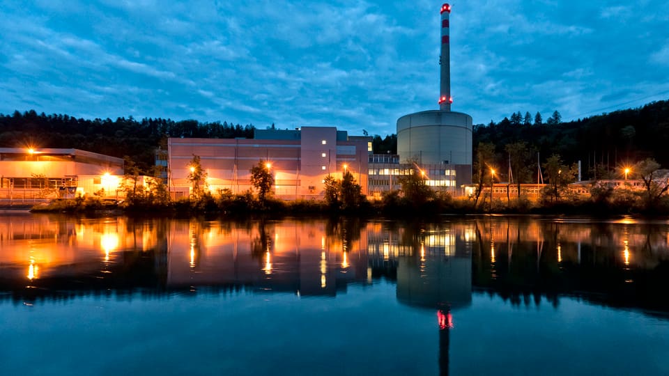 Das Kernkraftwerk Mühleberg spiegelt sich im Gewässer