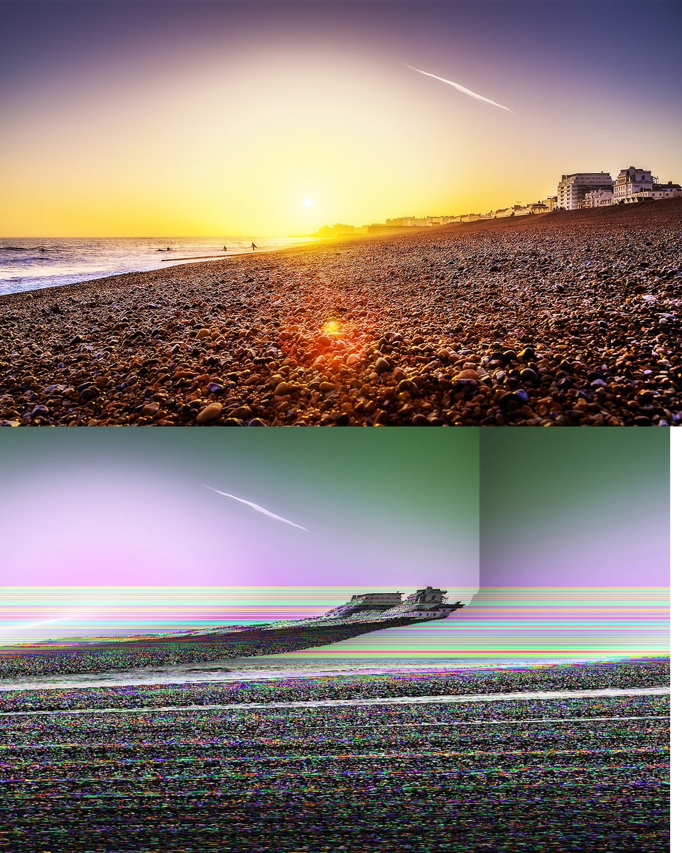  Zweimal dasselbe kitschige Bild eines Sonnenuntergangs am Strand, oben ohne und unten mit Bildfehler.