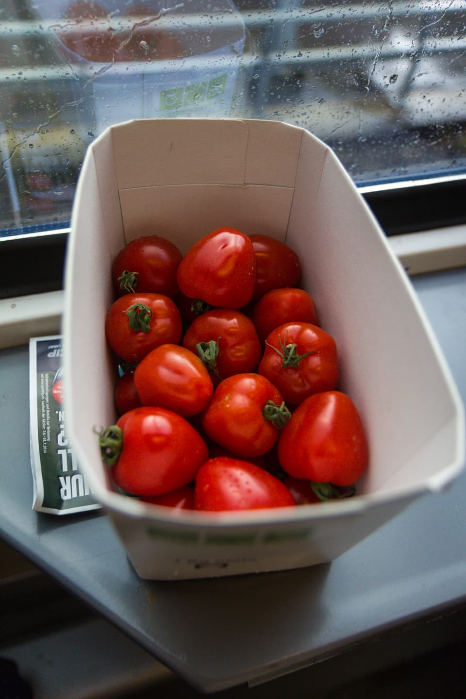 Eine Schachtel Cherry-Tomaten im Zug aufgenommen.