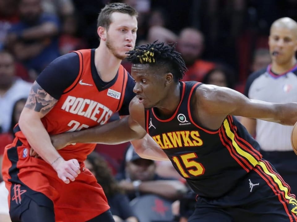 Clint Capela setzt sich gegen Garrison Mathews durch.