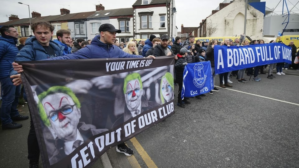 Everton-Fans demonstrieren mit Transparenten