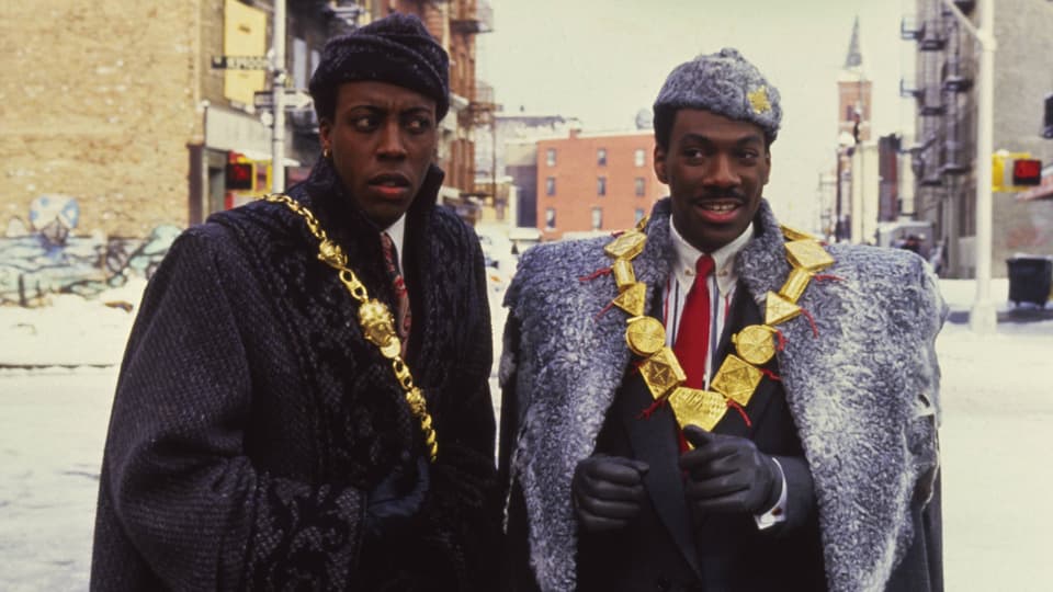Ein afrikanischer Prinz (Eddie Murphy, rechts) und sein Freund (Arsenio Hall) reisen in «Coming to America» (1988) nach