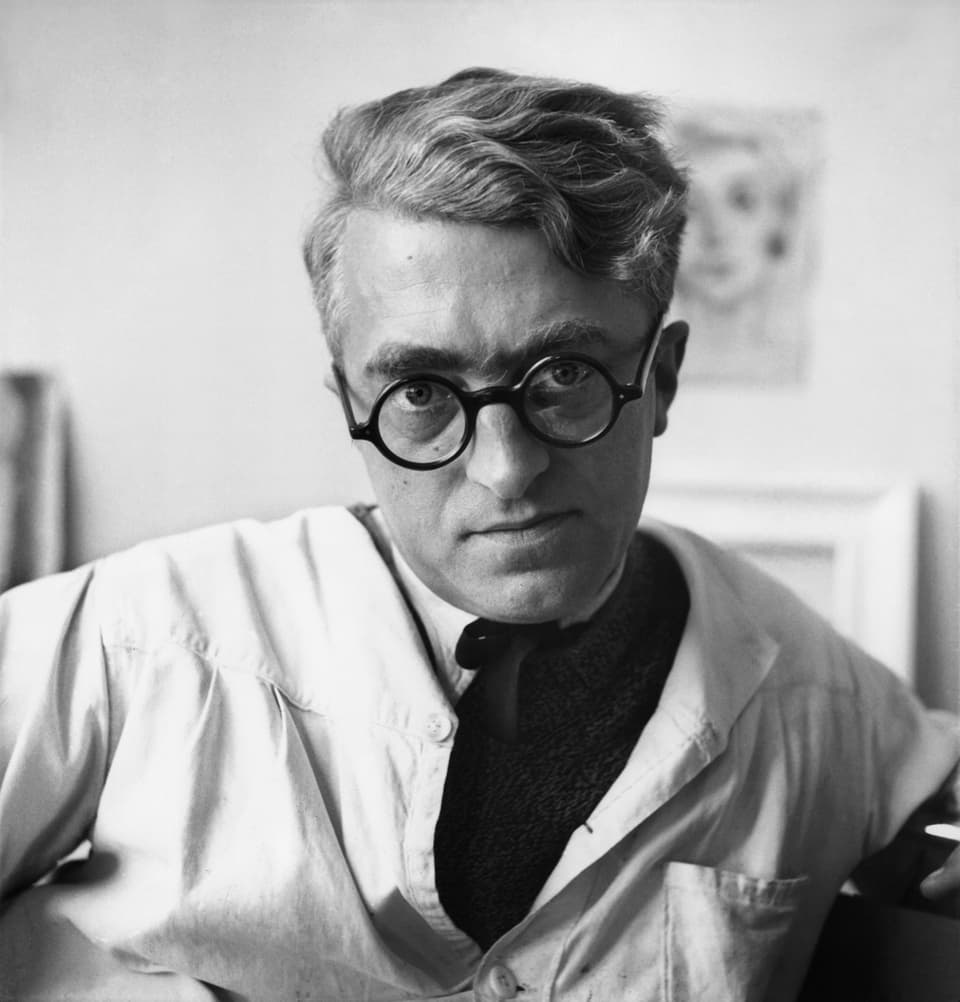Schwarz-Weiss-Bild eines Mannes mit markanter Brille