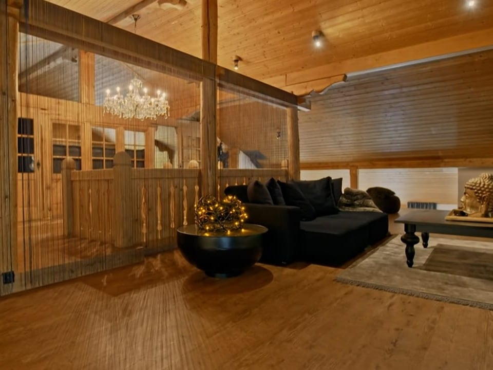 Ein Chalet ähnliches Wohnzimmer, minimalistisch eingerichtet.