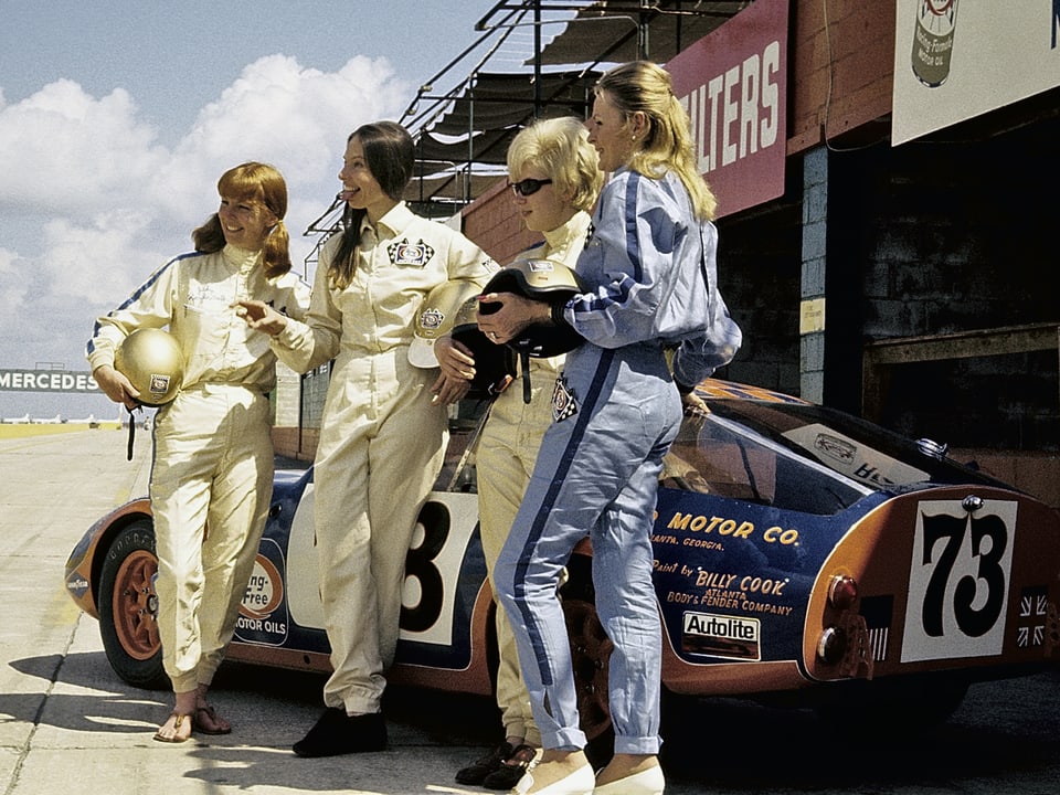 Judy Kondratieff, Janet Guthrie, Sharlene Seavey und Rosemary Smith vor ihrem Austin Healey Sprite beim 12 Stunden-Rennen Sebring (1970).