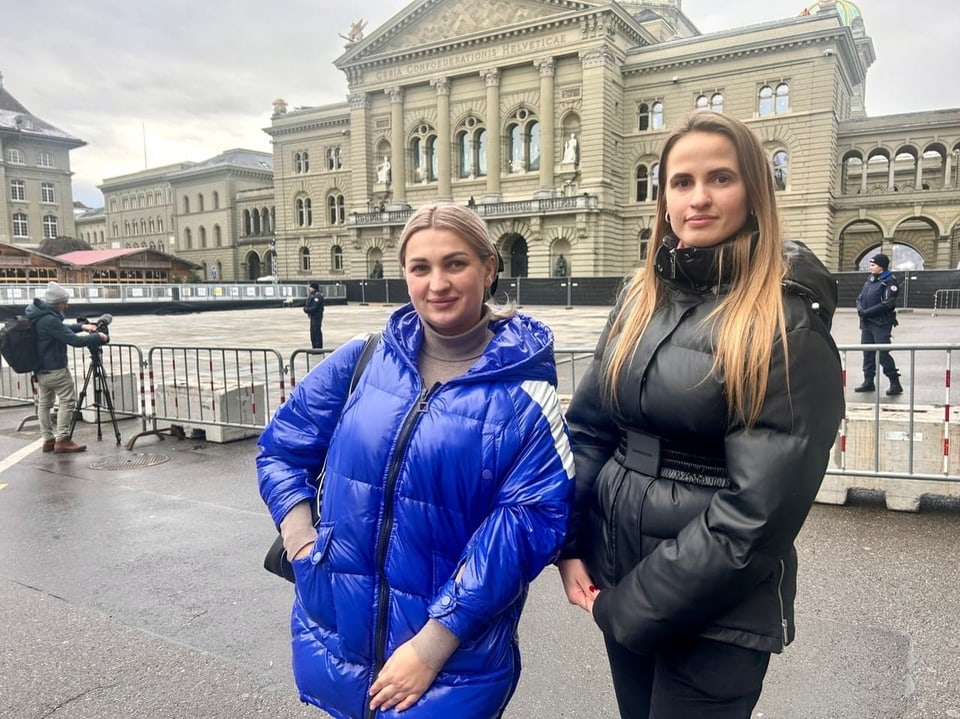Zwei junge ukrainische Frauen auf dem Bundesplatz. 