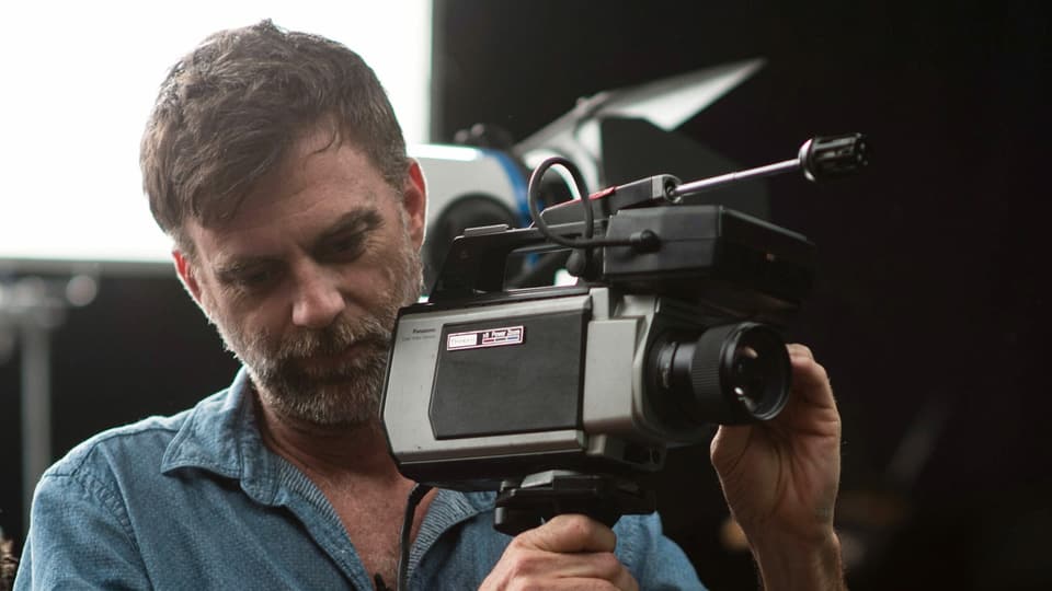 Paul Thomas Anderson bedient eine Kamera.
