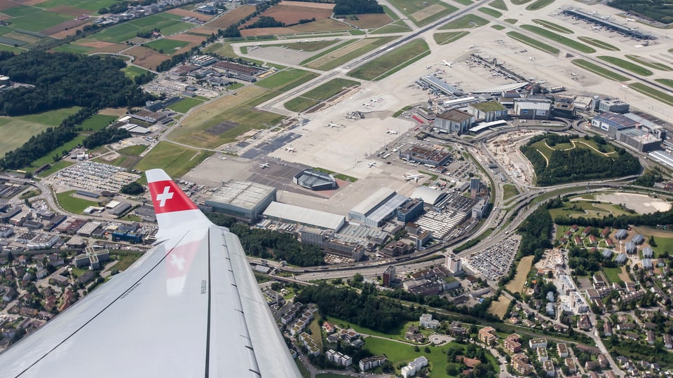 Blick aus einem Flugzeug auf den Flughafen Zürich. 