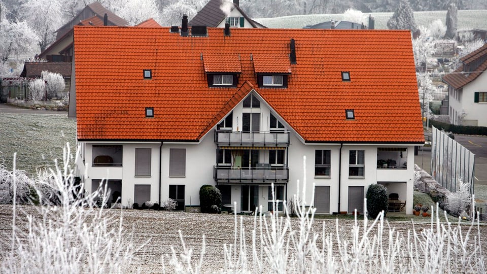 Foto eines Hauses im Winter.