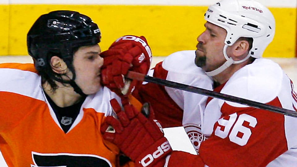 «Riechst du das?» - ein NHL-Hockeyspieler drückt seinem Gegner seinen Handschuh in die Nase.