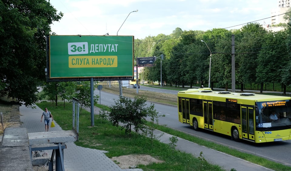 Wahlwerbeplakat an einer Strasse