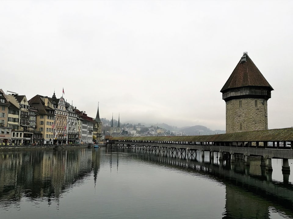 Das Wahrzeichen von Luzern unter einer grauen Wolkendecke.