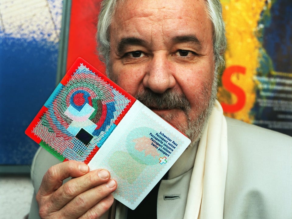 Ein älterer Herr mit Bart hält einen Schweizer Pass vor sein Gesicht.