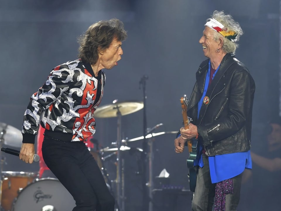 Mick Jagger (links) und Keith Richards (rechts) auf der Bühne.
