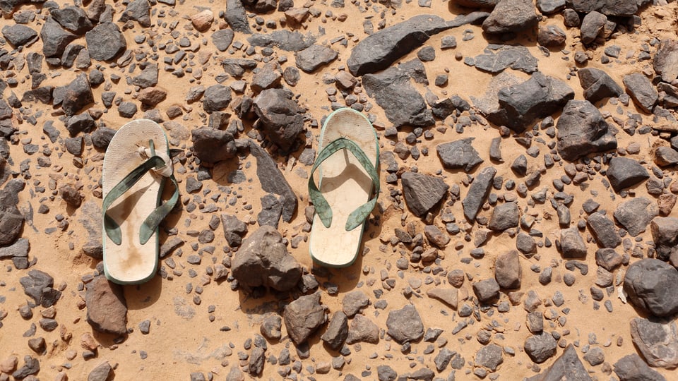 Flip Flops am Boden in der Wüste zwischen Libyen und Algerien. 
