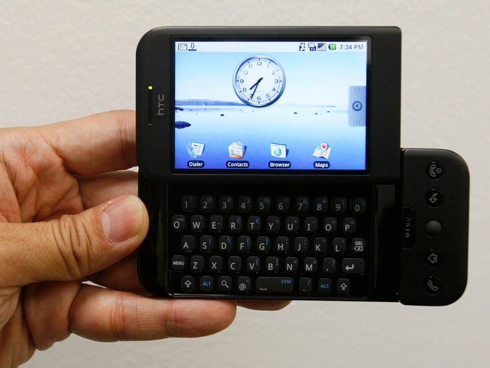 Smartphone mit Display und Tastatur.