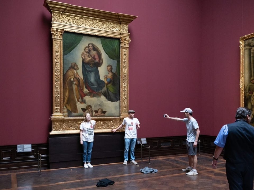 Aktivisten kleben sich an dem Gemälde «Sixtinische Madonna» von Raffael fest