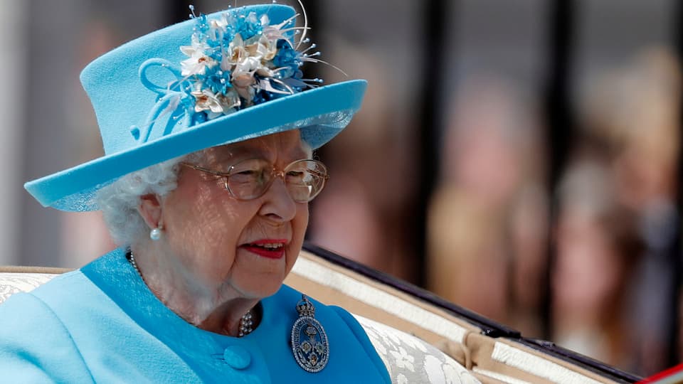 Nahaufnahme der Queen mit blauem Hut. 