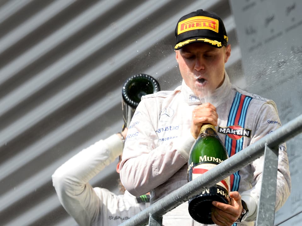 Valtteri Bottas genehmigt sich einen Schluck Champagner bei der Siegerehrung.