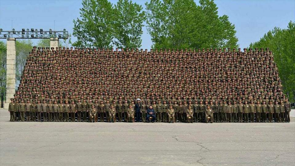 Kim Jong-un posiert umgeben von hunderten von Offizieren der Koreanischen Volksarmee in Pyongyang