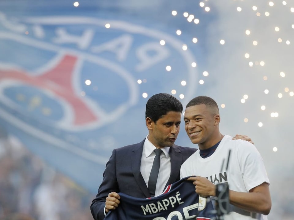 Es funkt (im Hintergrund) PSG-Präsident Nasser al-Khelaifi und Superstar Kylian Mbappé.