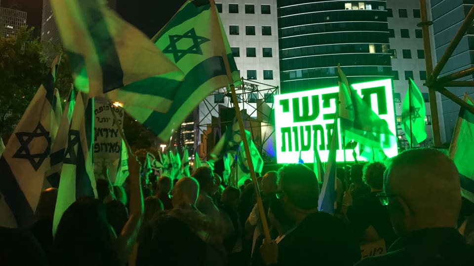 Demonstrierende mit israelischen Flaggen