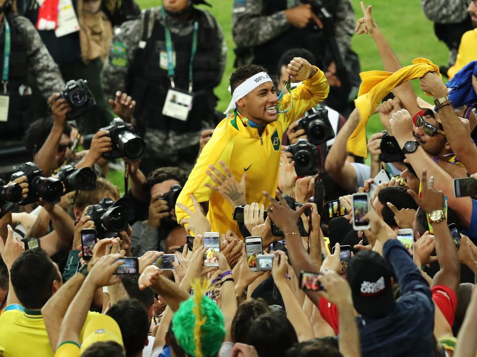Neymar umringt von Fotografen.